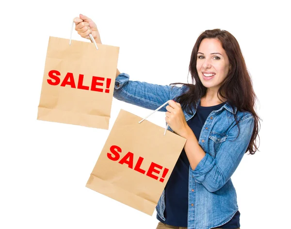 Mulher branca segurando sacos de compras — Fotografia de Stock