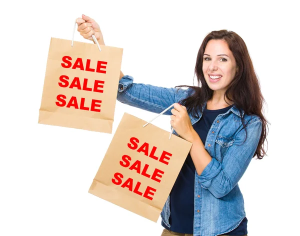 Caucásico mujer sosteniendo bolsas de compras —  Fotos de Stock