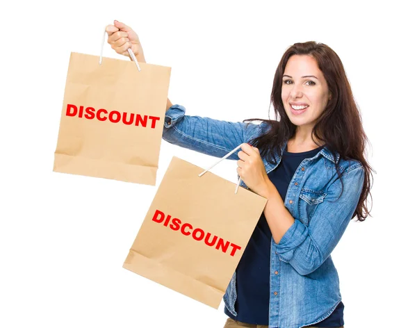 Caucásico mujer sosteniendo bolsas de compras —  Fotos de Stock
