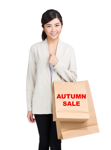 Mujer asiática sosteniendo bolsas de compras — Foto de Stock