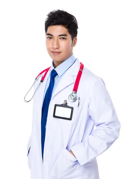 Азиатский красивый врач в белом халате — стоковое фото