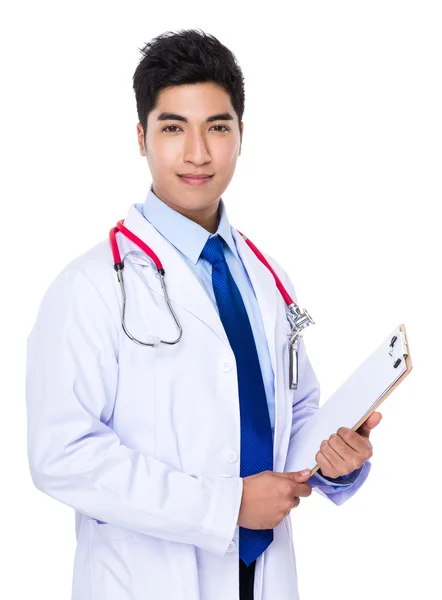 Asiático guapo médico en blanco abrigo — Foto de Stock