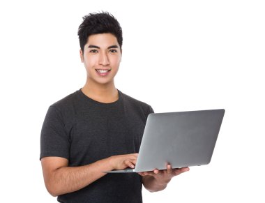 Kahverengi tişört Asya genç adam