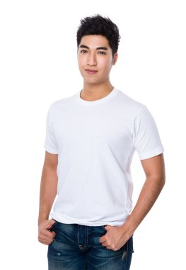 Asya genç adam beyaz t-shirt