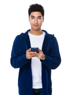 Mavi kazaklı Asya genç adam