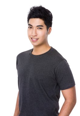 Asya genç adam gri t-shirt