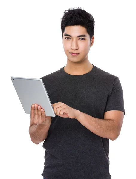 Asiatischer junger Mann im braunen T-Shirt — Stockfoto