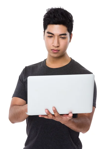 Asiatischer junger Mann im braunen T-Shirt — Stockfoto