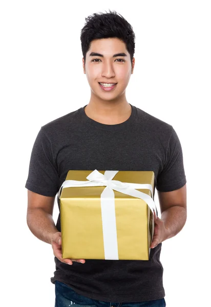 Asiático jovem homem em marrom t-shirt — Fotografia de Stock
