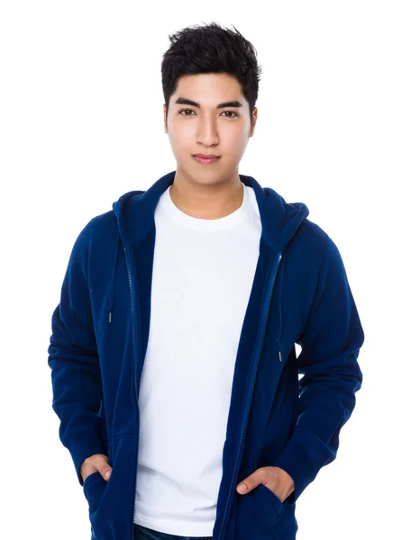 Asiatique jeune homme en pull bleu — Photo