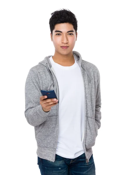 Азиатский юноша в сером свитере — стоковое фото