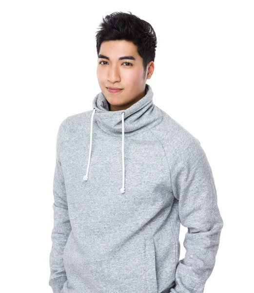 Asiático joven en gris sudadera con capucha — Foto de Stock