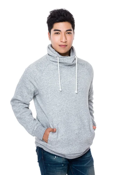 Asiatico giovane uomo in grigio hoodie — Foto Stock