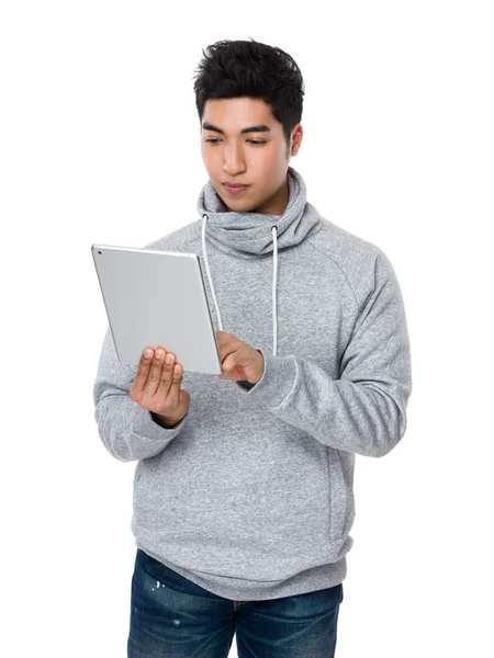 Asiatico giovane uomo in grigio hoodie — Foto Stock