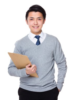 Genç Asyalı işadamı gri süveterli