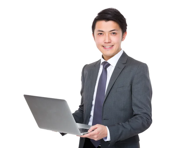 Молодой азиатский бизнесмен в деловом костюме — стоковое фото