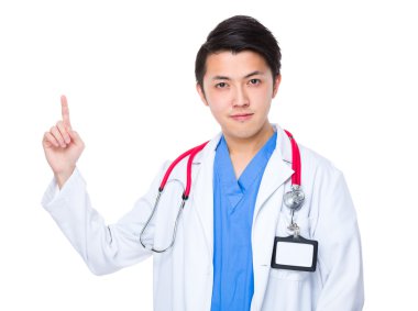 Asyalı erkek doktor beyaz ceket