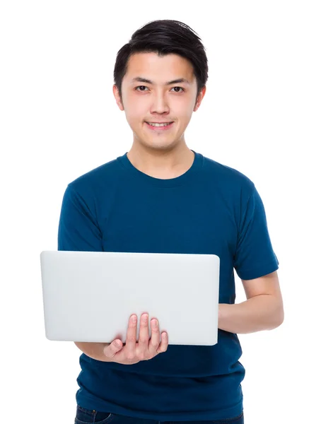 Aziatische jonge man in blauw t-shirt — Stockfoto