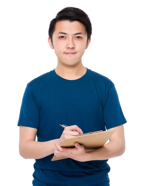 Asiatischer junger Mann im blauen T-Shirt — Stockfoto