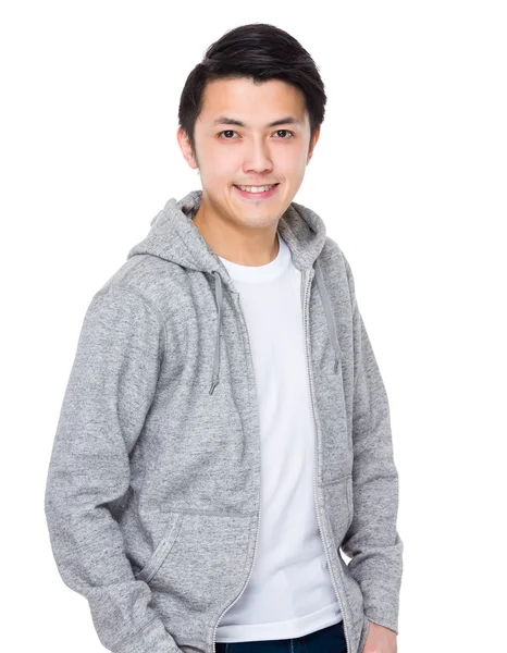 Asiático joven en gris sudadera con capucha — Foto de Stock