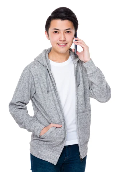 Asiatico giovane uomo in grigio hoodie — Foto Stock