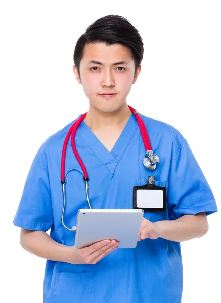 Aziatische mannelijke arts in blauwe uniform — Stockfoto