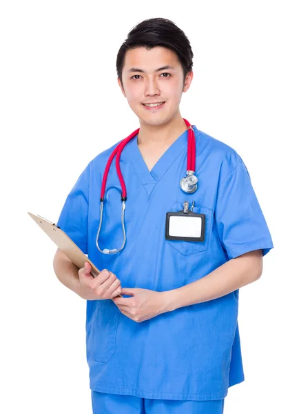 Азиатский врач в синей форме — стоковое фото