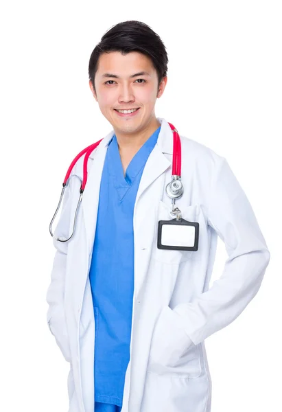 Asiatico maschio medico in bianco cappotto — Foto Stock