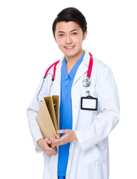 Азиатский врач в белом халате — стоковое фото
