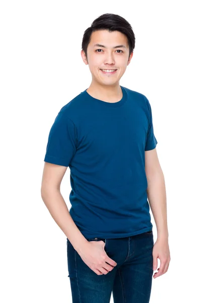 Ασιατικές νεαρός άνδρας στο μπλε t-shirt — Φωτογραφία Αρχείου