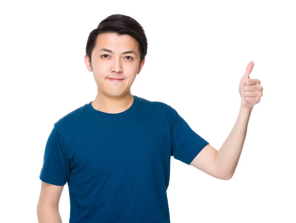 Aziatische jonge man in blauw t-shirt — Stockfoto