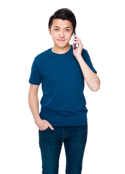年轻的亚洲人，蓝色 t 恤 — 图库照片