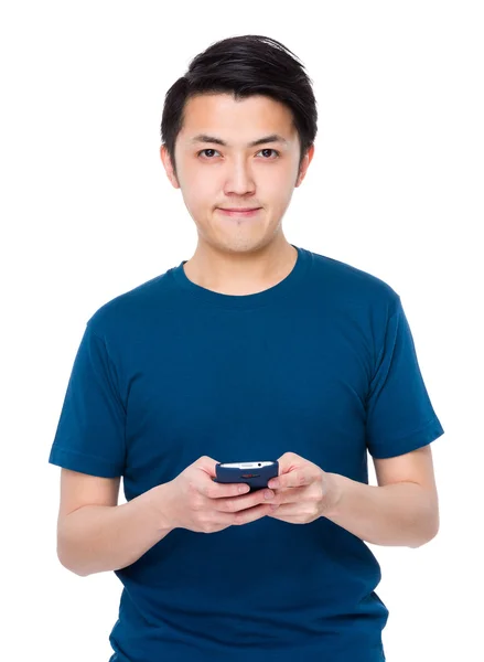 Aziatische jonge man in blauw t-shirt — Stockfoto