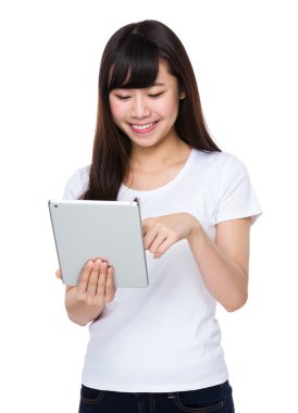 Beyaz t-shirt Asyalı genç kadın