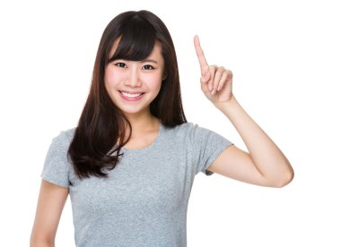 Asyalı genç kadın içinde gri t-shirt