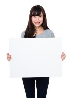 Asyalı genç kadın içinde gri t-shirt