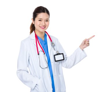 Kadın Asyalı doktor beyaz ceket