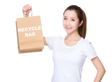 Asyalı kadın genç ile alışveriş torbaları