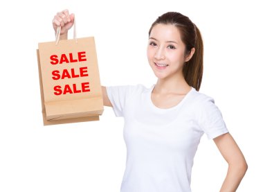 Asyalı kadın genç ile alışveriş torbaları