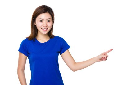 Asyalı genç kadın mavi tişört içinde