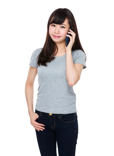 Asiatische junge Frau im grauen T-Shirt — Stockfoto