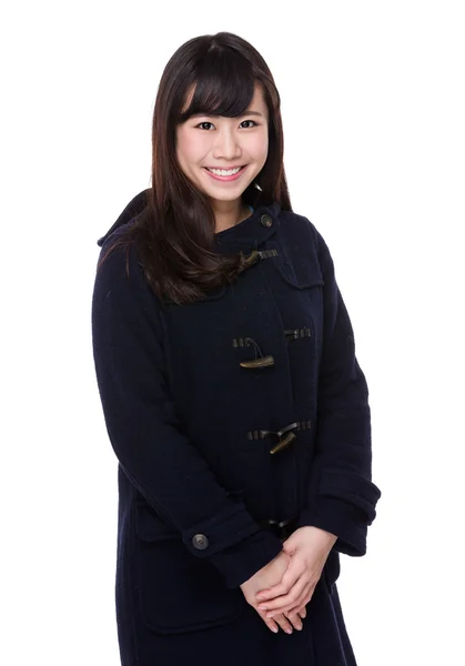 亚洲的年轻女子，穿件黑色大衣 — 图库照片