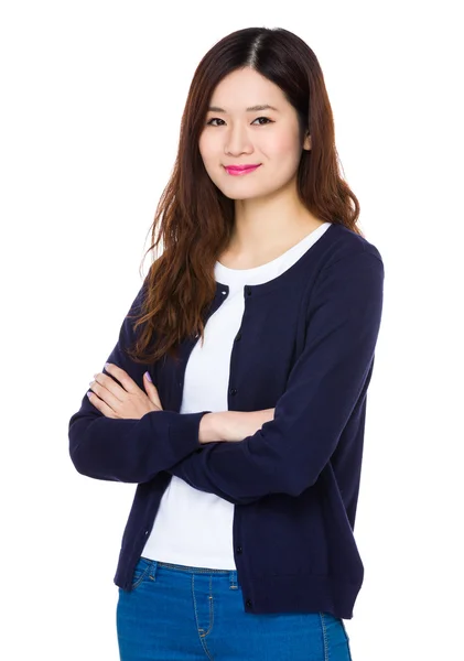 Азіатська молода жінка в синьому кардигані — стокове фото