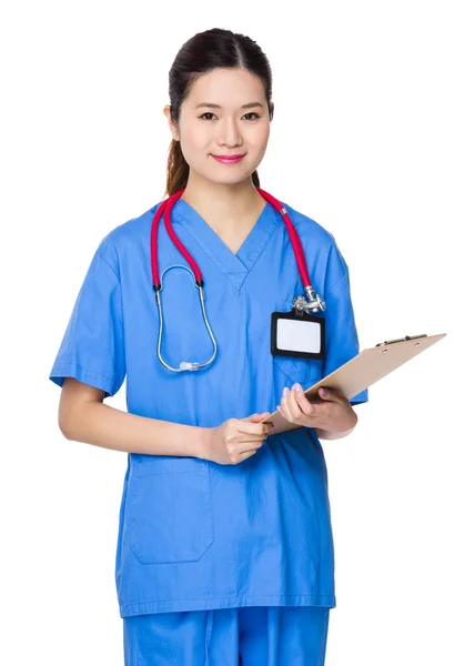 Femme asiatique médecin en uniforme bleu — Photo