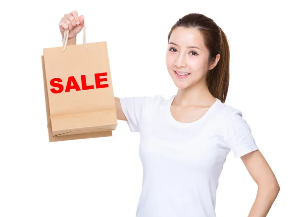 Aziatische vrouw young met shopping tassen — Stockfoto