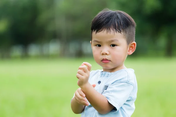 Aranyos ázsiai kisfiú — Stock Fotó