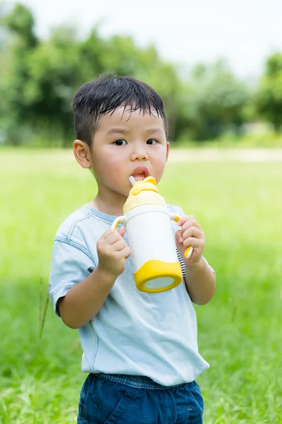 Søt asiatisk liten gutt. – stockfoto