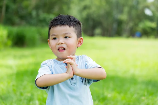 Милий азіатський маленький хлопчик — стокове фото