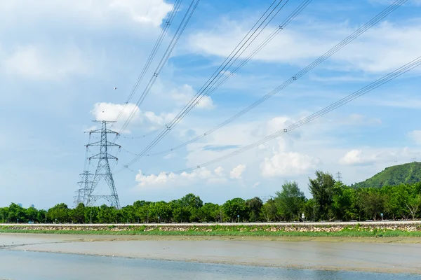 Hochspannungsmasten und Hochspannungsleitungen — Stockfoto