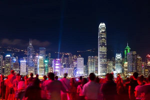 Hong kong nacht met menigte van mensen — Stockfoto